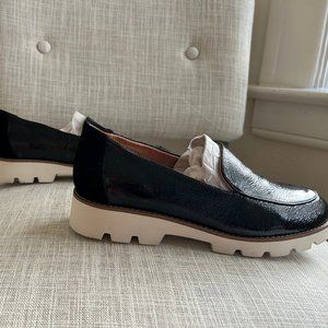 Vionic Kensley Loafer Black patent with White Lug Sole Size 8